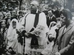 Jausmingai ir teisingai sako kalbą svėdasiškio kun. Aleksandro Papučkos laidotuvėse Kupreliškyje 1977 m.birželio 20 d.