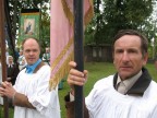 Procesijoje: svėdasietiškos kilmės L. R. seimo narys Gintaras Tamošiūnas ( kairėje ) ir traupietis Antanas Kairys.