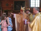Vyskupo Liongino Virbalo S. J. viešnagės svarbiausios akimirkos - Sutvirtinimo sakramento teikimas.