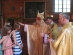 Vyskupo Liongino Virbalo S. J. viešnagės svarbiausios akimirkos - Sutvirtinimo sakramento teikimas.