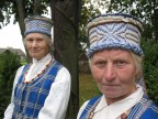 Tautiškai pasipuošusios moterys - vėliavų kaspinus nešančios.