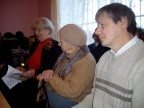 eiles skaito A. Naglienė (iš kairės), šalia mokytoja M. Šimanskienė ir Pumpėnų kraštiečių klubo pirmininkas A. Stalilionis
