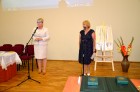 A.Širvinskienę sveikina socialinės apsaugos ir darbo ministrė A.Pabedinskienė